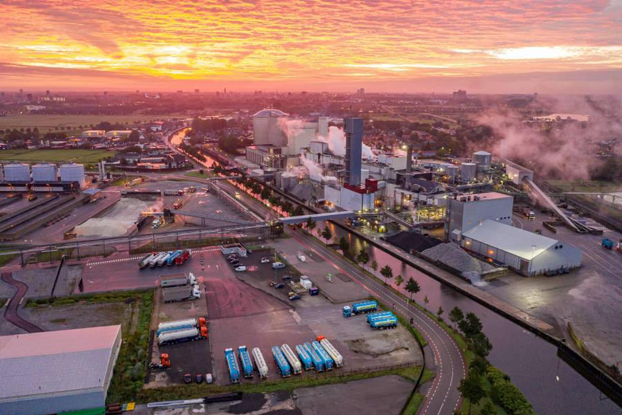 Industriområde sett ovanifrån med en rosagul himmel över.