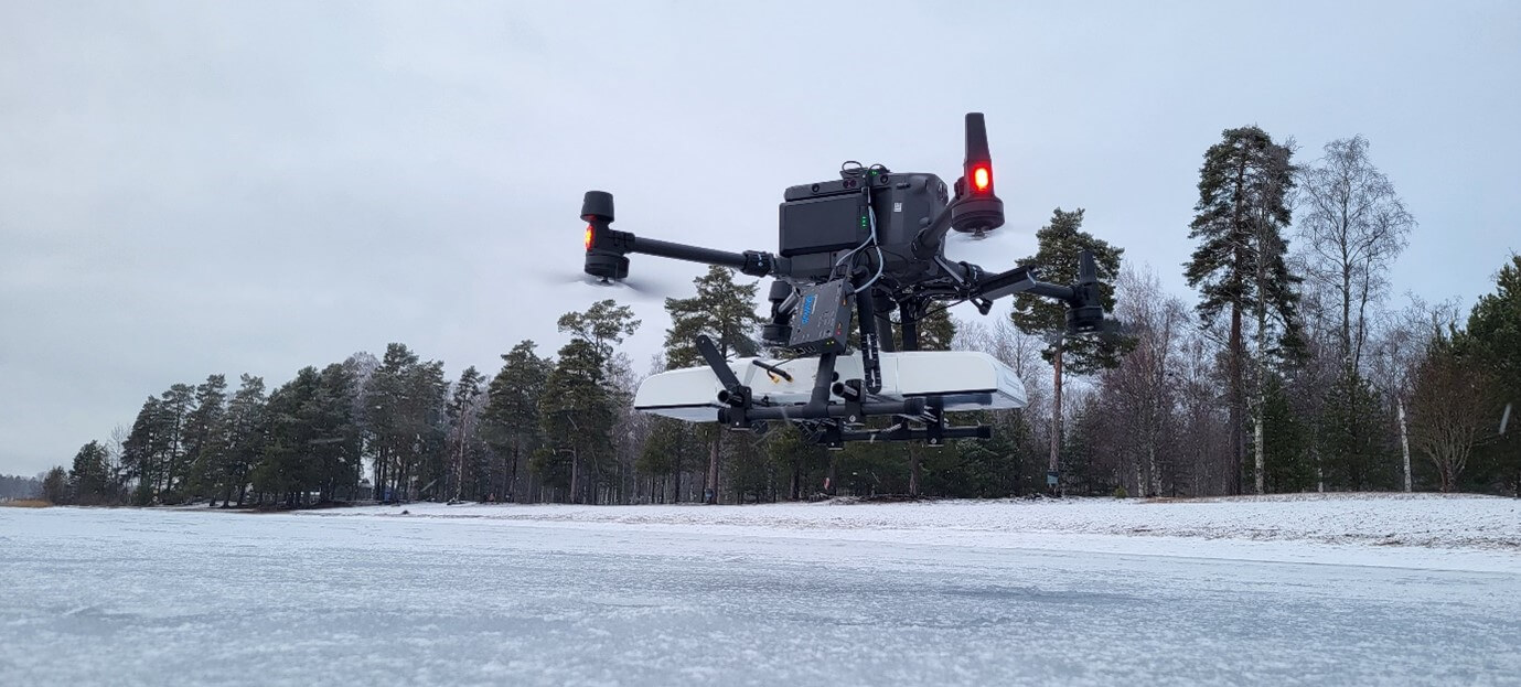 Drönarburen markradar som flyger över en is för att mäta istjocklek.
