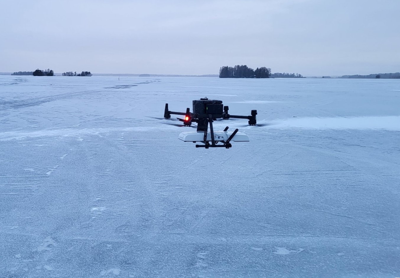 Drönarburen markradar som flyger över en is för att mäta istjocklek.
