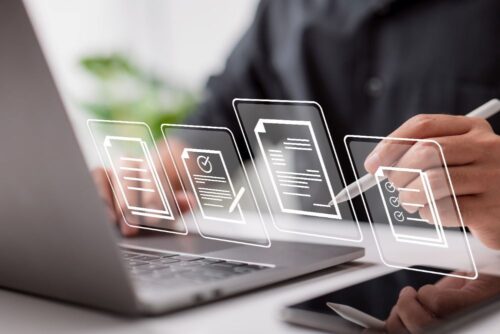 En person som skriver på en digital enhet, omgiven av genomskinliga ikoner av dokument och checklistor som symboliserar administration eller digitala processer.