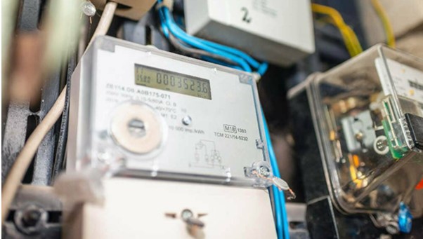 Närbild på digital elmätare i elcentral, display som visar förbrukningsvärde.